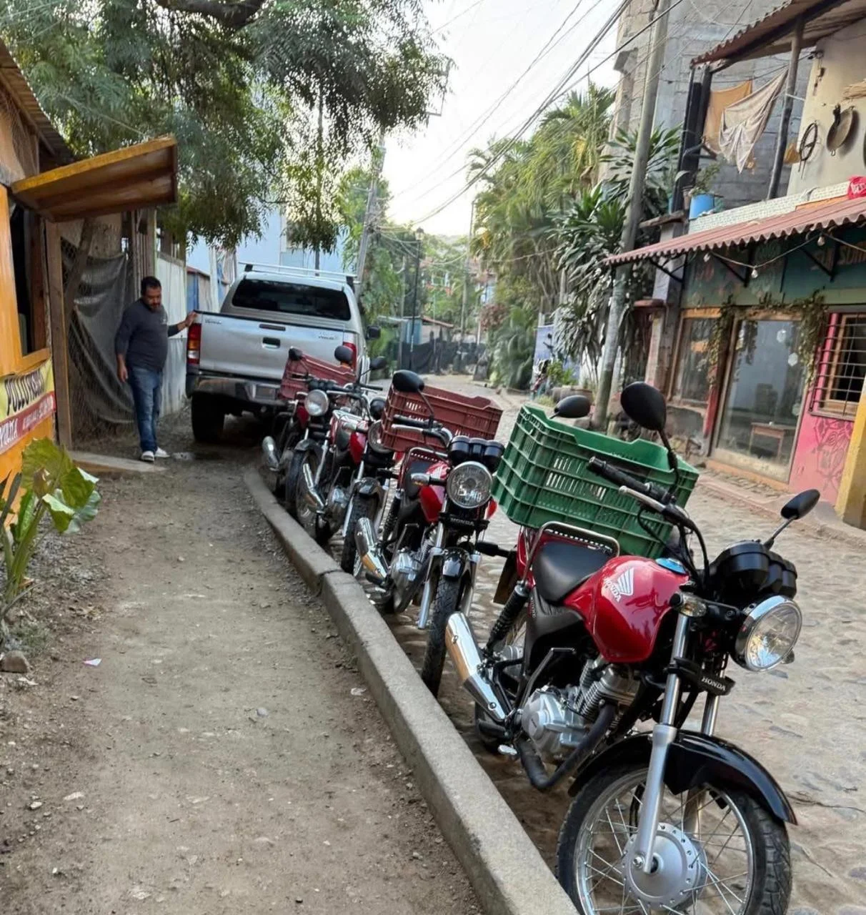 Motocicletas de reparto estacionadas frente a Pollo Fresco Sayulita.